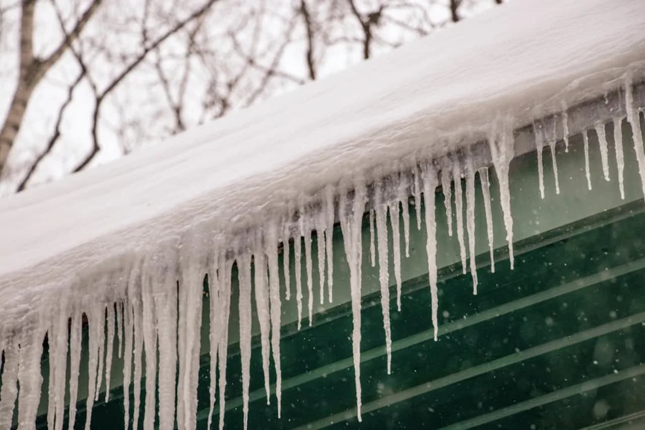 Winter property scene relevant to a snow-related insurance claim — heavy snow on a Canadian building.